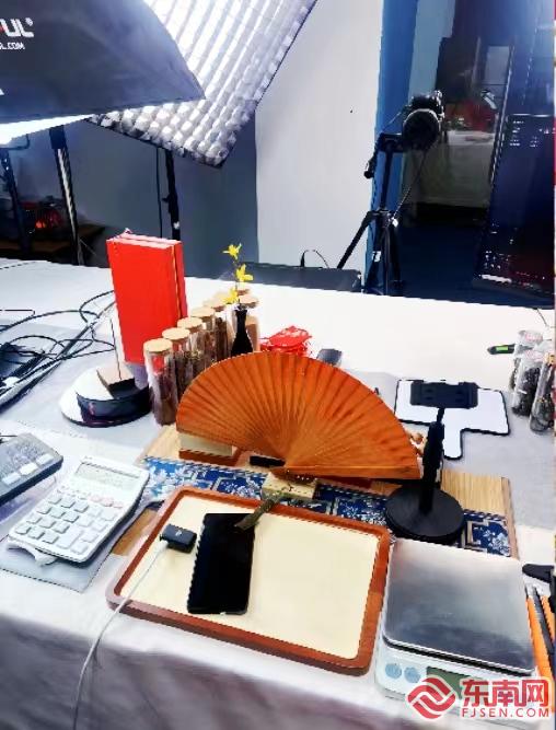 青春帶貨新力量 福州外語外貿學院學子化身助銷員，助力家鄉紅木工藝品走向更廣闊市場